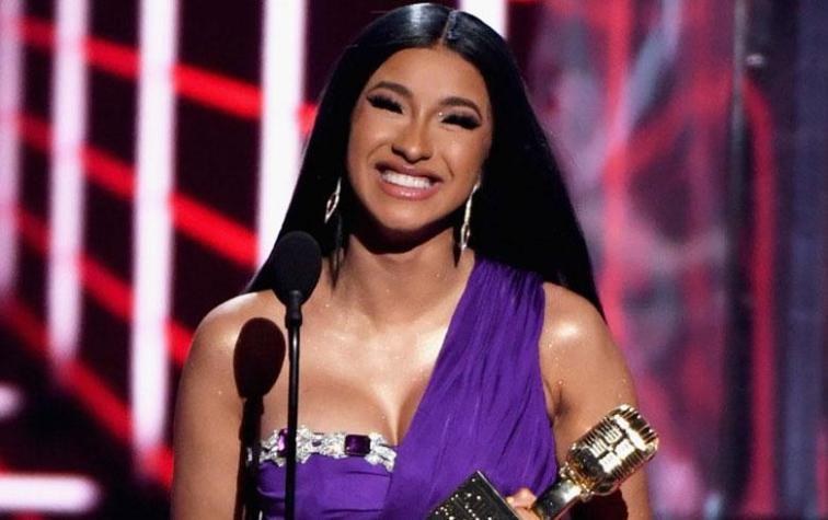 Cardi B se graba completamente desnuda tras "descuido" en la gala Billboard