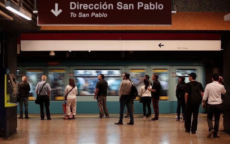 Mujer se enamoró en el Metro de Santiago y pide ayuda para encontrar a quien "se llevó mi corazón"