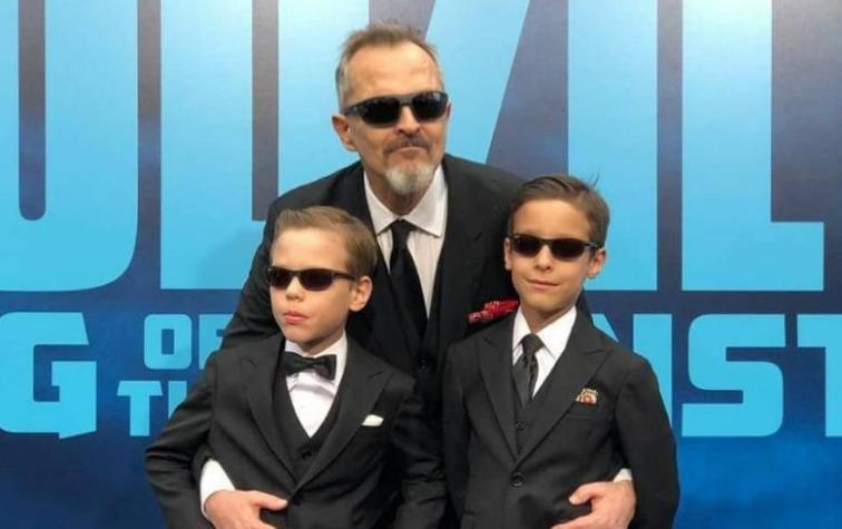 Críticas a Miguel Bosé y a sus hijos por posar con falda en alfombra roja