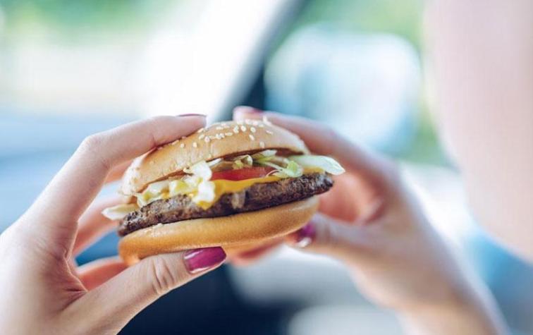 Mujer dio a luz en un restaurante de comida rápida y después pidió una hamburguesa