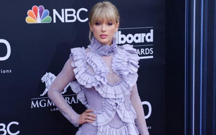 Taylor Swift se toma en serio la moda del mini vestido y lo lleva en los Billboard