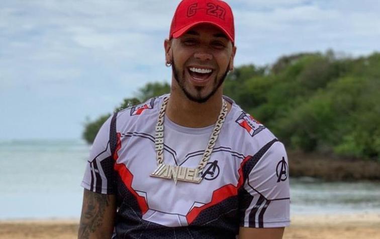 Anuel AA protagoniza nueva polémica: le puso dientes de oro a su hijo de seis años 