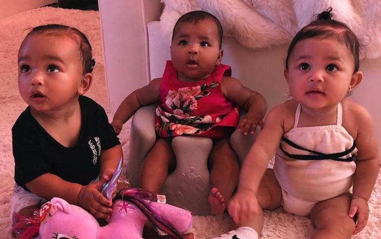 Las pequeñas Kardashians Stormi, True y Chicago encantan en fotografía grupal