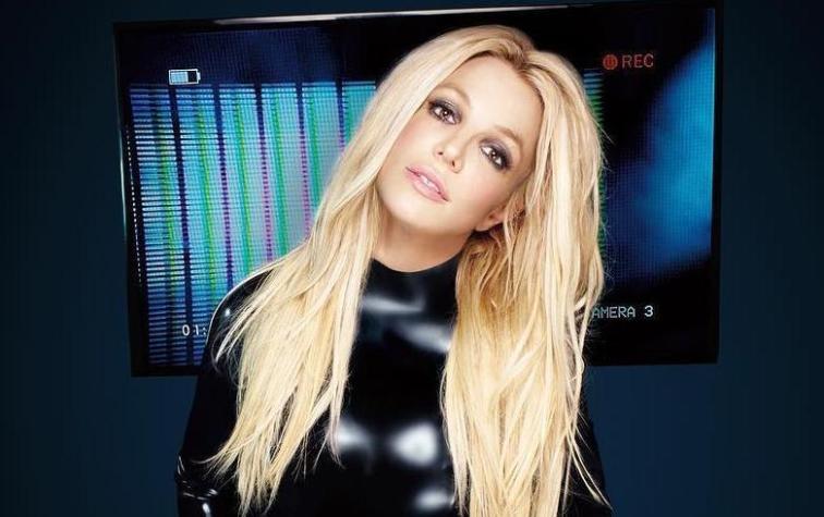 Britney Spears se viste a lo "Baby One More Time", pero es acusada de exceso de photoshop