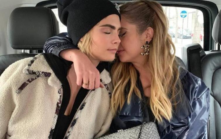 Ashley Benson y Cara Delevingne confirman su relación con romántico beso