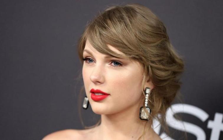 Taylor Swift vende merchandising con faltas de ortografía por accidente
