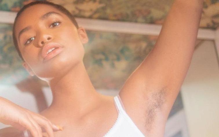 Lanzan primer comercial de productos depilatorios con mujeres con vello corporal