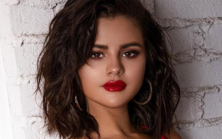 Selena Gomez vive su propio momento Baywatch en acalorada despedida de soltera