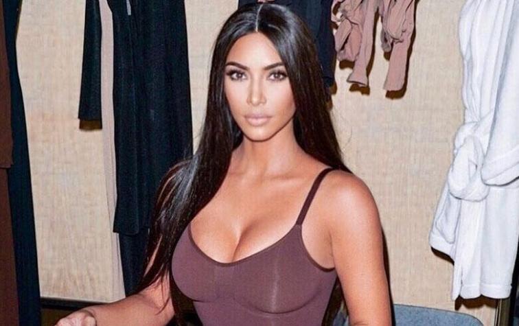 La media cola alta, el nuevo peinado favorito de Kim Kardashian