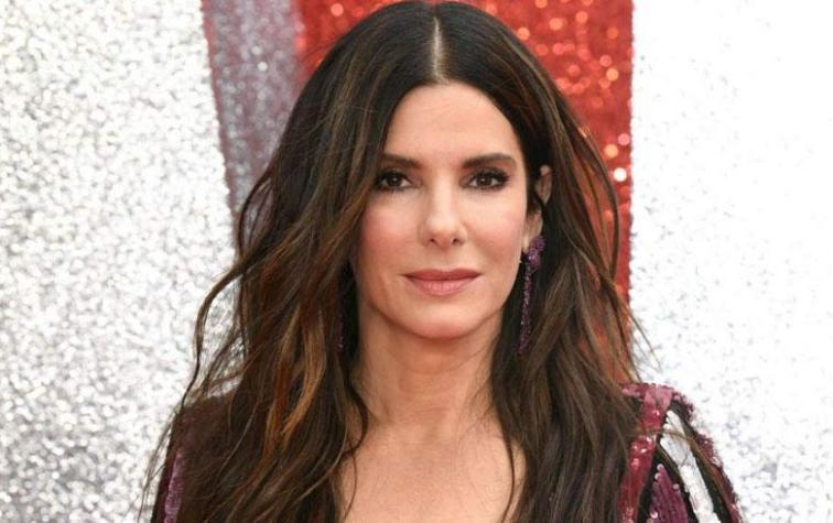 Sandra Bullock le pone glamour al polerón tipo vestido