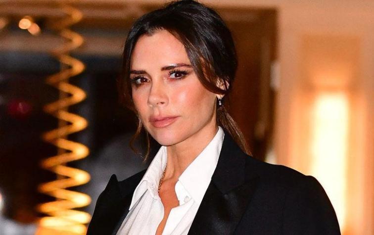 Victoria Beckham estampa en su polera básica que es todo un "ícono de estilo"