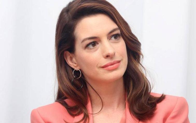 Anne Hathway mostró su embarazo en la alfombra roja con increíble vestido hecho para su guatita