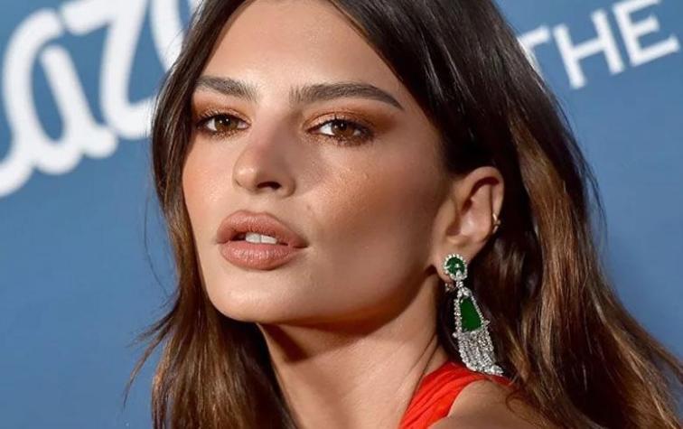 Emily Ratajkowski salió a la calle con camisa y zapatillas