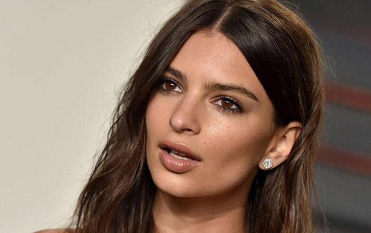 Emily Ratajkowski marca su cintura mientras pasea a su perro