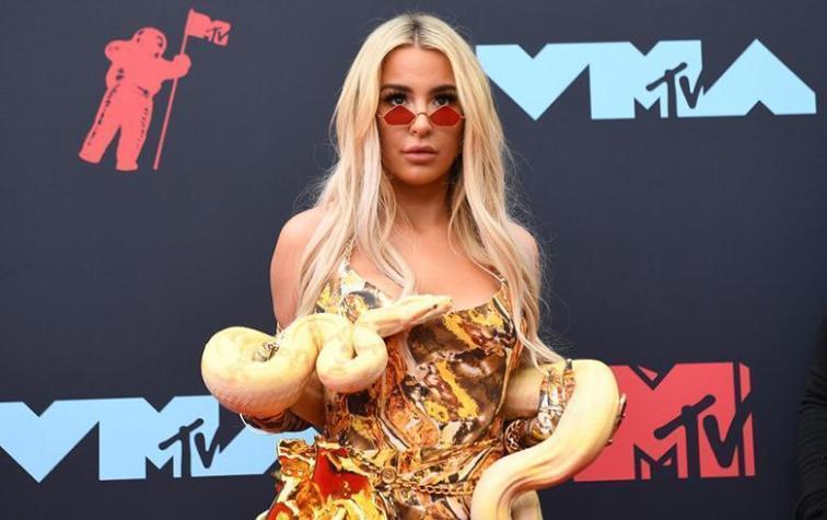 Dos invitadas a los MTV VMAs se llenaron de críticas por llegar con serpientes