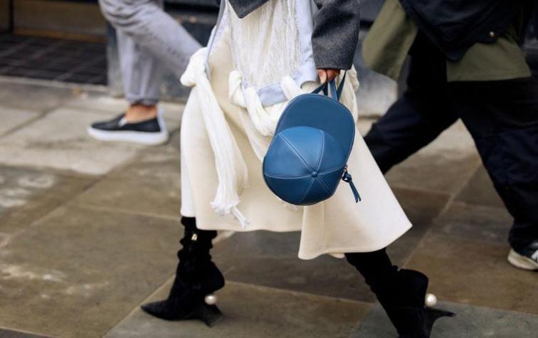 Las rarezas de London y Milan Fashion Week: Cartera con forma de jockey y el "blazer-parka"