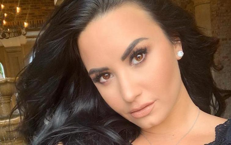 Demi lovato vuelve a posar en bikini "sin photoshop" y se llena de elogios