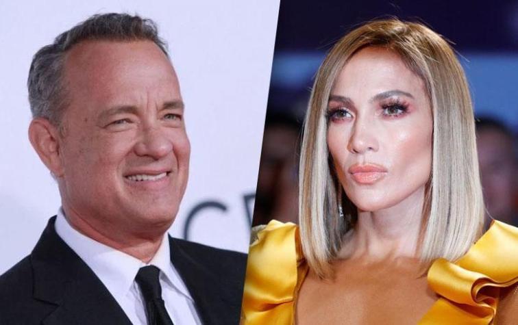 Tom Hanks se limpió la mejilla tras saludar a Jennifer López