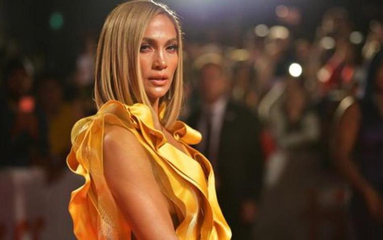 Jennifer Lopez luce lo último en faldas para la primavera que se asoma