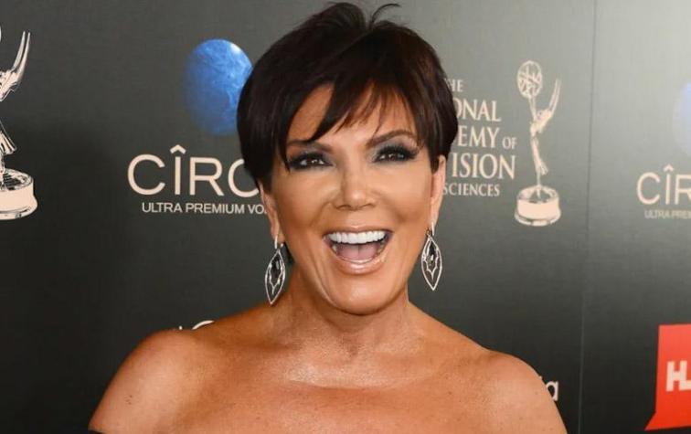 Paparazzis captan a Kris Jenner usando bolsa de cartón como cartera