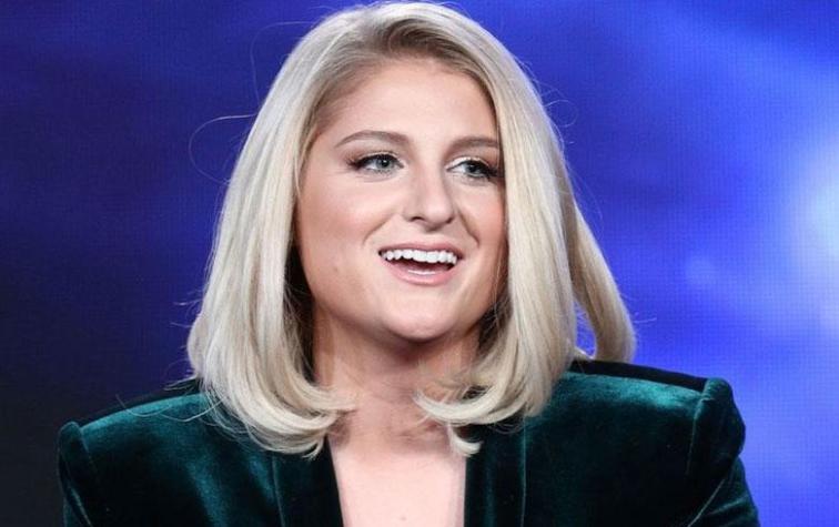 Meghan Trainor aparece con un look extraño ¡pero muy fashion!