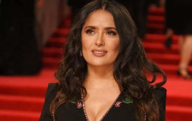 Salma Hayek celebró sus 53 años luciendo su figura en bikini