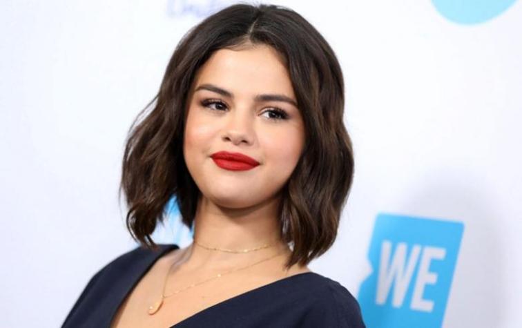 Selena Gomez se camufla con look dark para ir de paseo con sus amigos