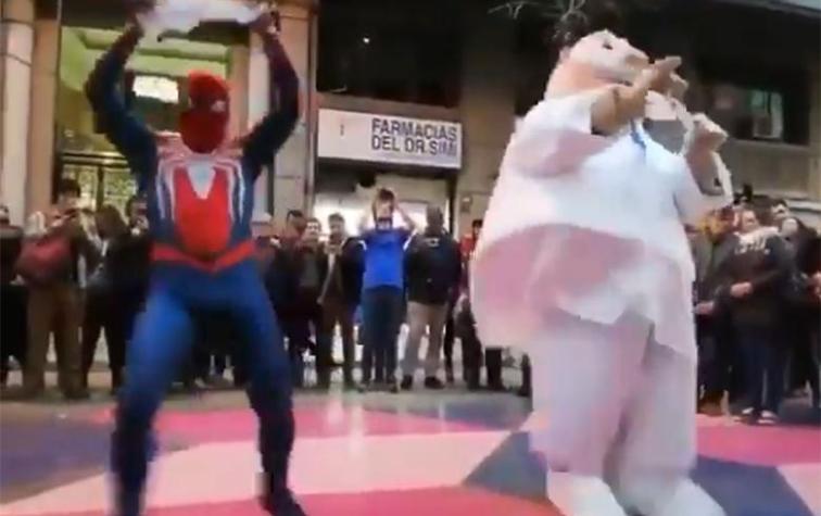 Dr. Simi y Spiderman se lucen con pie de cueca en pleno centro de Santiago