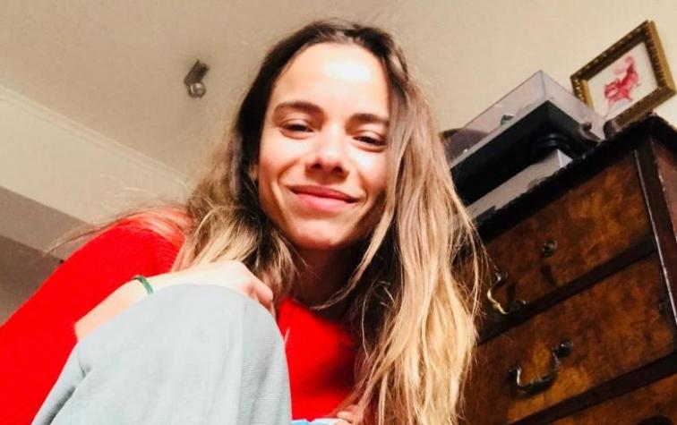 María Gracia Omegna muestra la pieza de su guagua