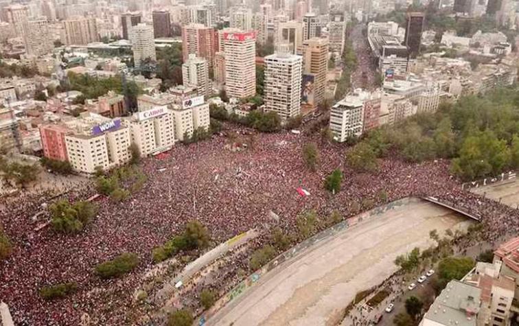 ¿Quién la tomó? Revelan autoría de potente foto de “La marcha más grande de Chile”