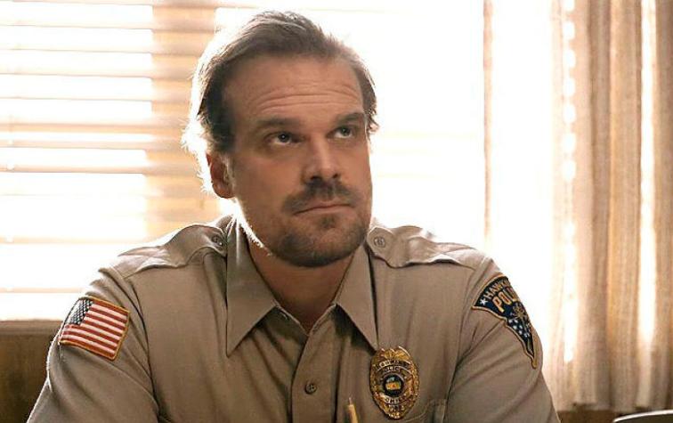 David Harbour fue captado besándose con y Lily Allen