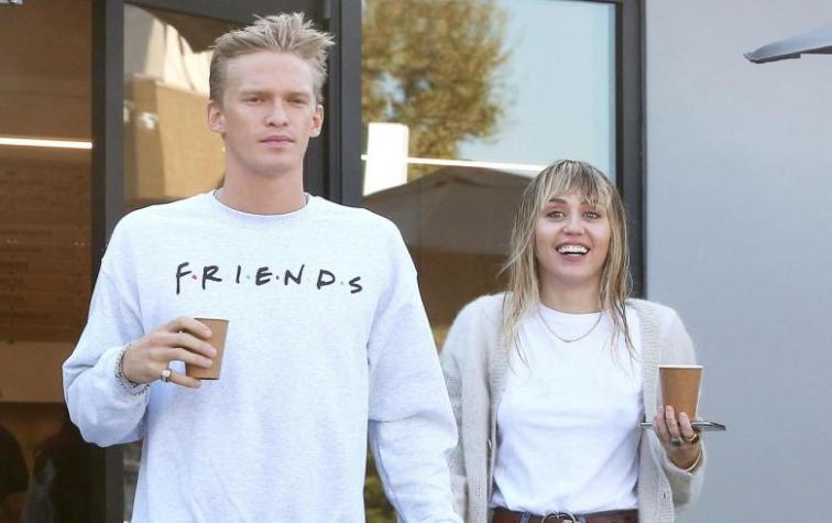 Miley Cyrus y Cody Simpson comparten video desde la cama