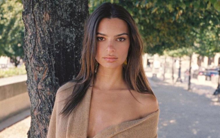 Sorprenden a Emily Ratajkowski en topless en playa de Miami