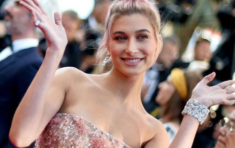 Hailey Bieber se pone un brillante mini vestido de Vivienne Westwood para su cena de bodas