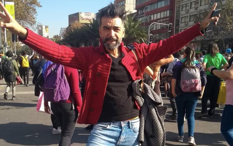 Jorge Alís se emociona al manifestarse con sus hijos en Plaza Ñuñoa