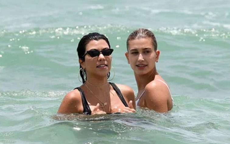 Hailey Baldwin y Kourtney Kardashian van a la iglesia de punta en blanco