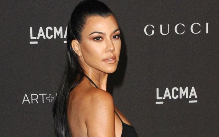 Kourtney Kardashian impone los accesorios cristianos en su look