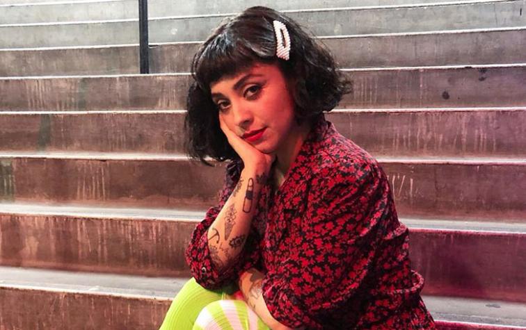 Mon Laferte se manifiesta con mural en Valparaíso