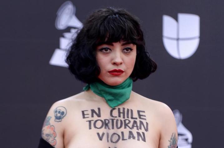 Instagram censura a Mon Laferte por su desnudo en los Grammy