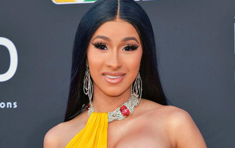 Captan a Cardi B sin maquillaje de paseo junto a su hija