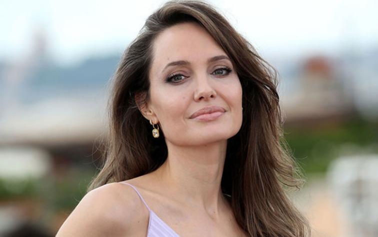 Angelina Jolie posa desnuda para hablar de Brad Pitt