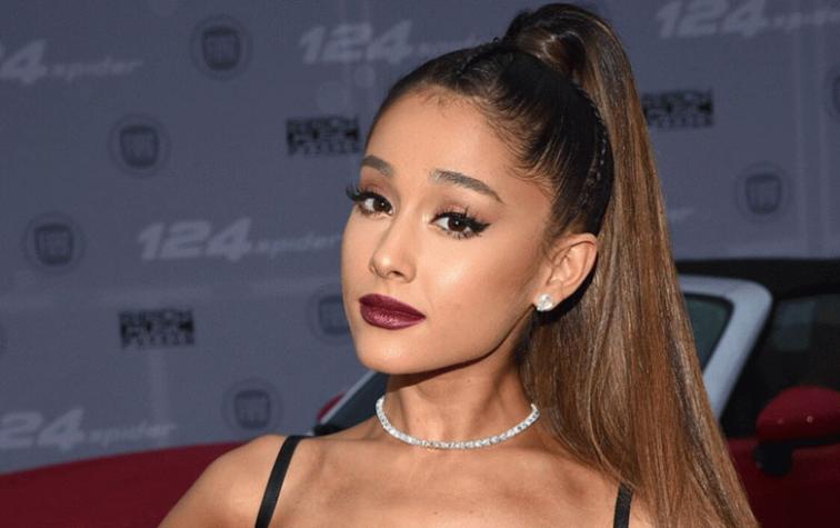 Ariana Grande saca a pasear a su perro con polerón de 7 millones de pesos