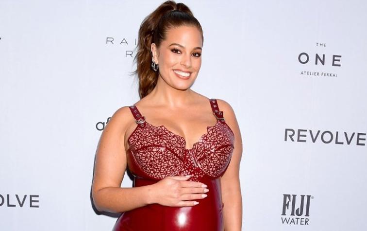 Ashley Graham luce su pancita de embarazo con vestido y botas