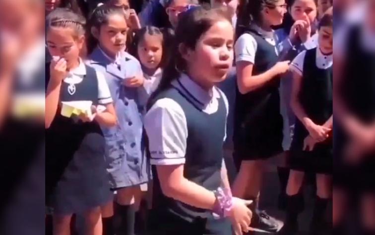 Colegiala sorprende con rap sobre la crisis en Chile: se volvió viral