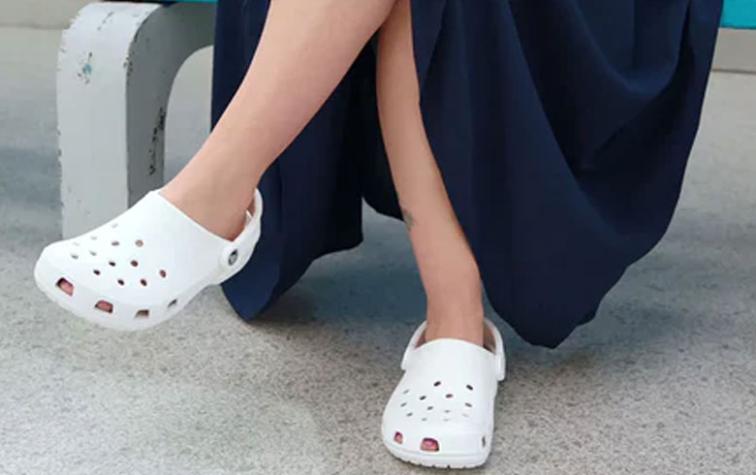 Las famosas Crocs se vuelven a renovar y lanzan versión de tacones