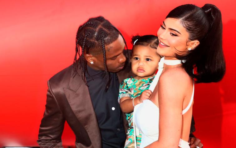 Hija de Kylie Jenner sorprende con look inspirado en su papá