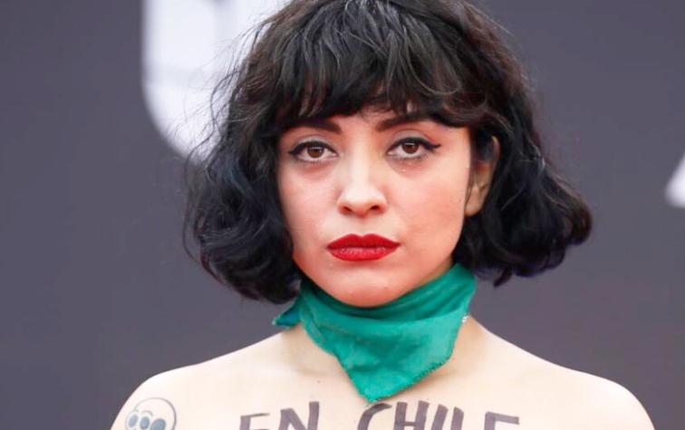 Realizan mural de Mon Laferte en Estados Unidos: recrea su protesta en los Grammy