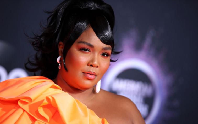 La micro cartera de Lizzo que es del porte de una uña