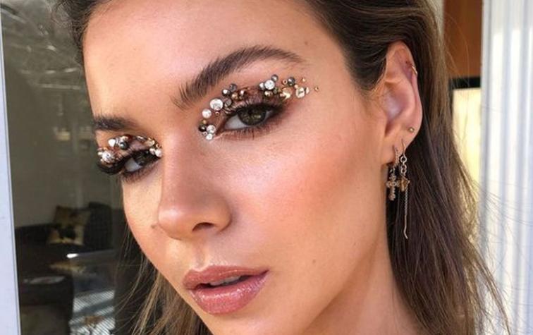 Lo nuevo en maquillaje para fiestas: las joyas desplazan al glitter 