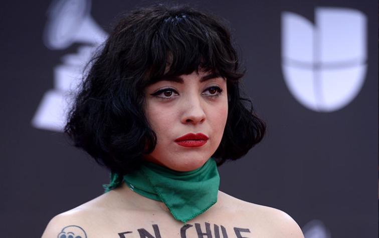 Mujer imita intervención de Mon Laferte en los Latin  Grammy y se hace viral